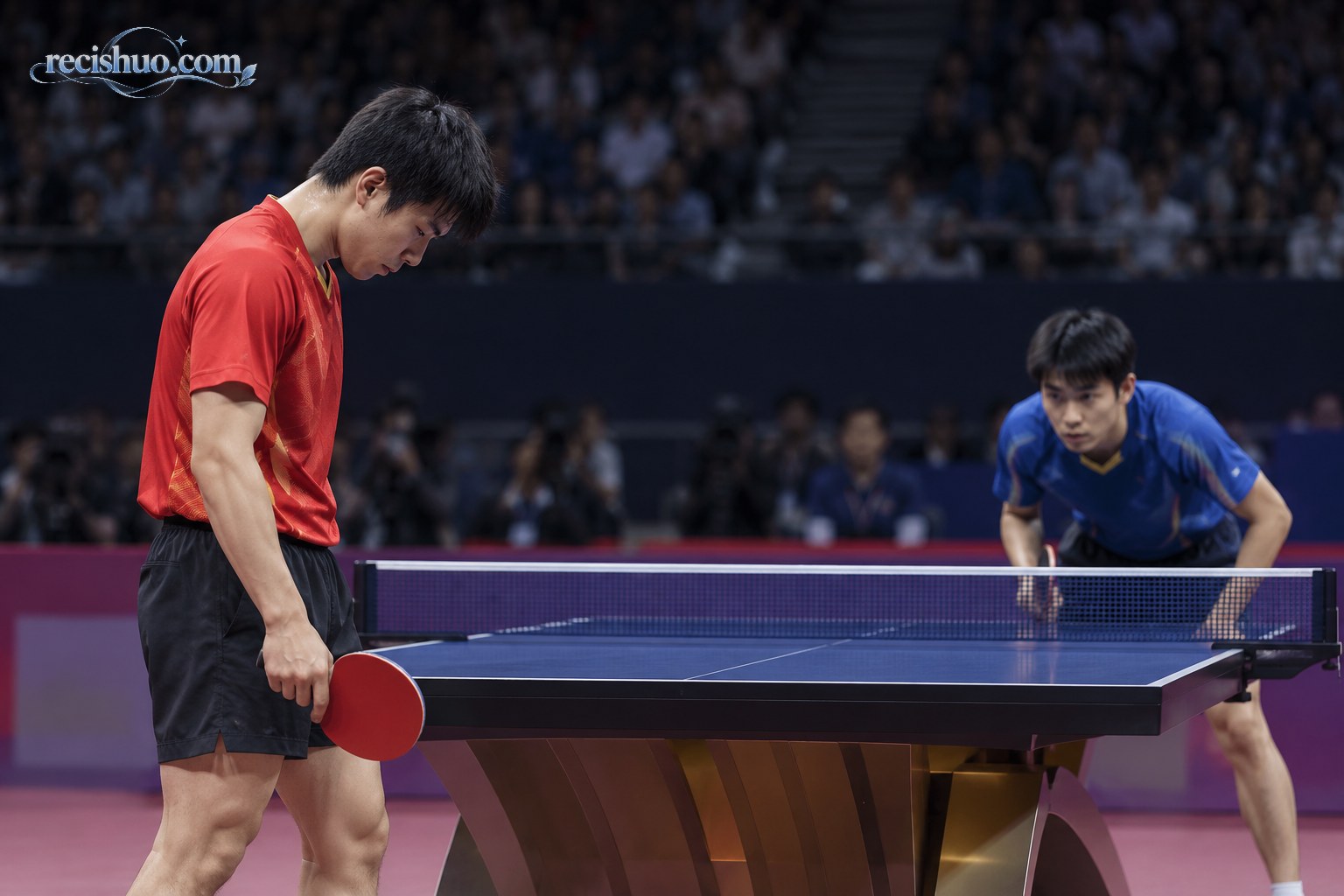 乒乓球男团比赛中一名球员在球台旁低头调整,对手在另一侧准备接球