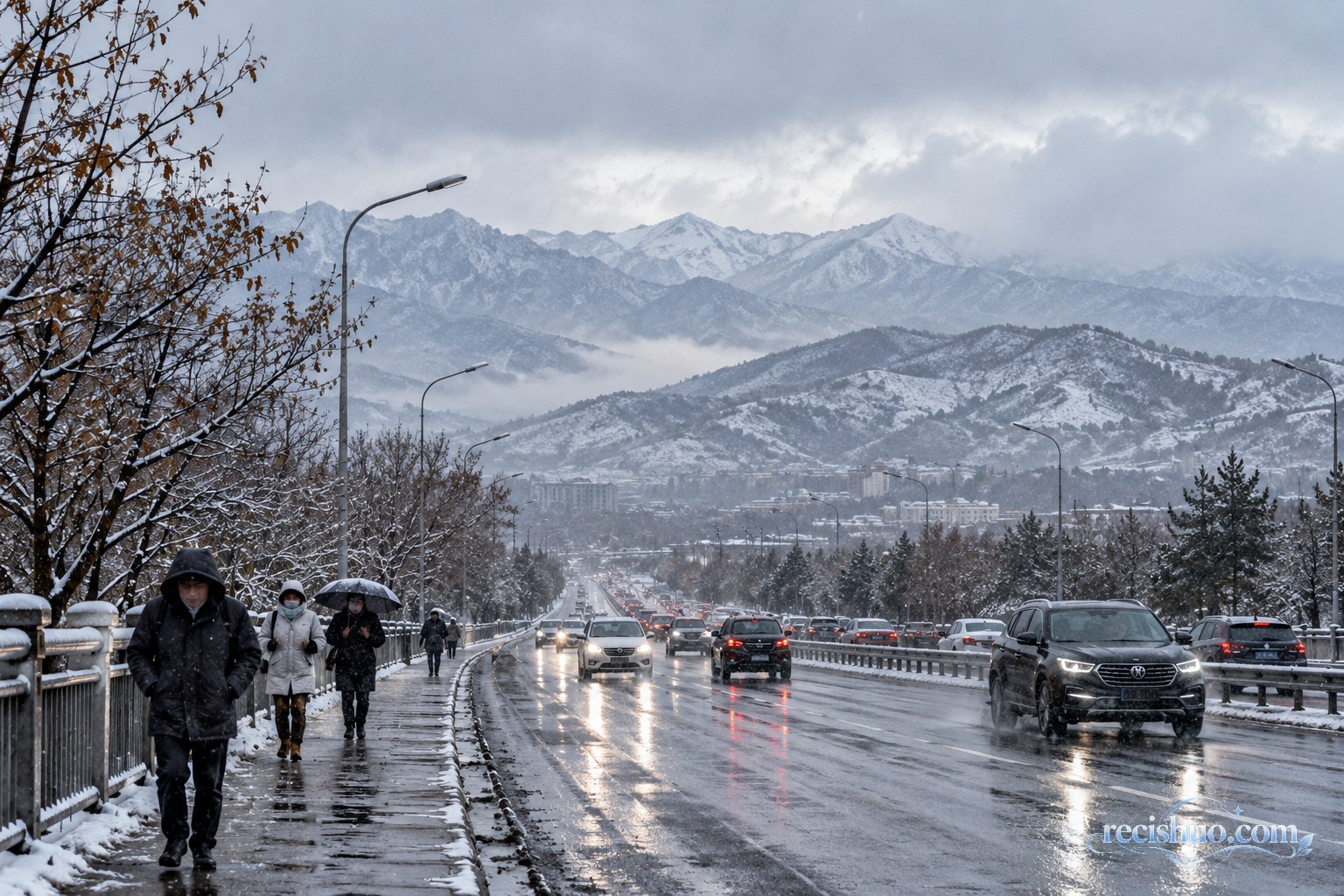 阴云下的北方城市道路出现雨雪天气,远山和路边覆盖薄雪,车辆与行人谨慎通行