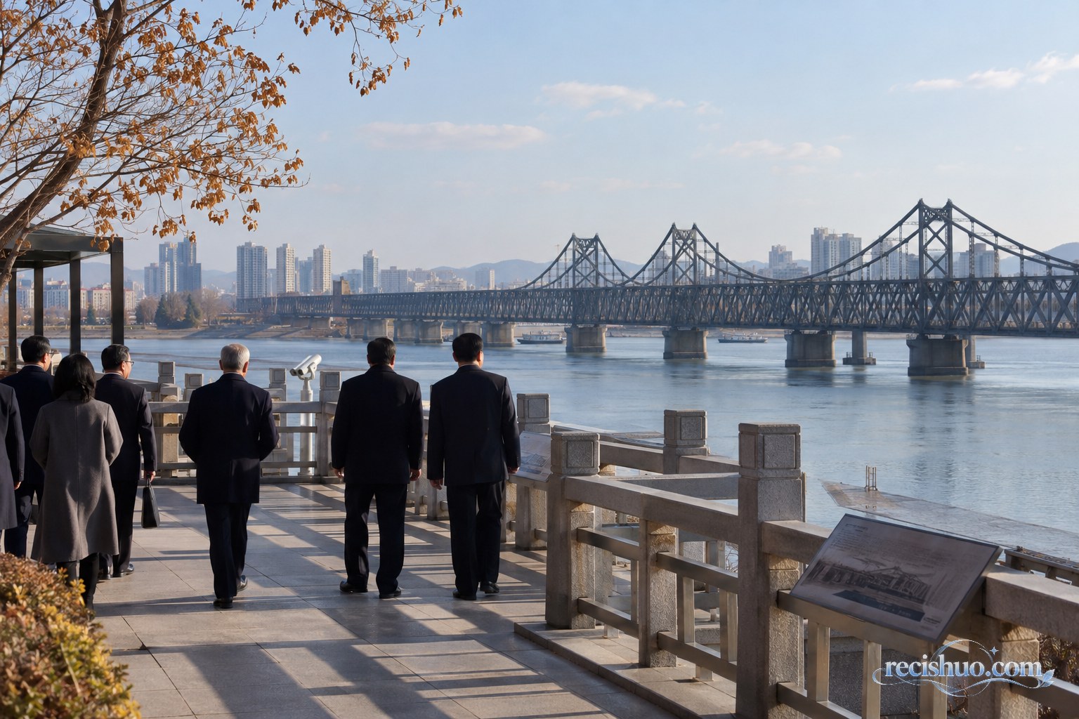 丹东江畔城市景观与参访人员背影的编辑配图