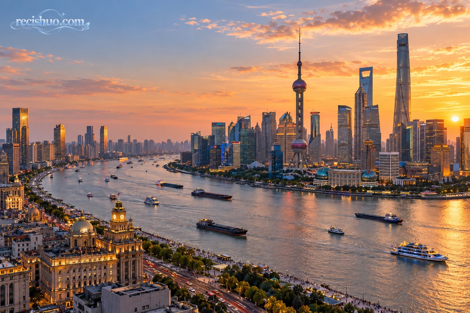 黄昏时分上海城市天际线与黄浦江共同构成的现代都市全景
