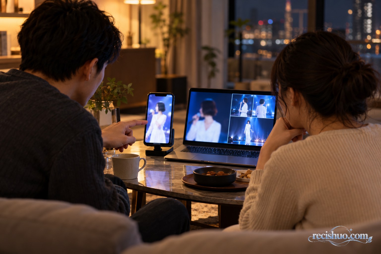 两位观众通过手机和电脑观看同一直播不同画面的生活示意图