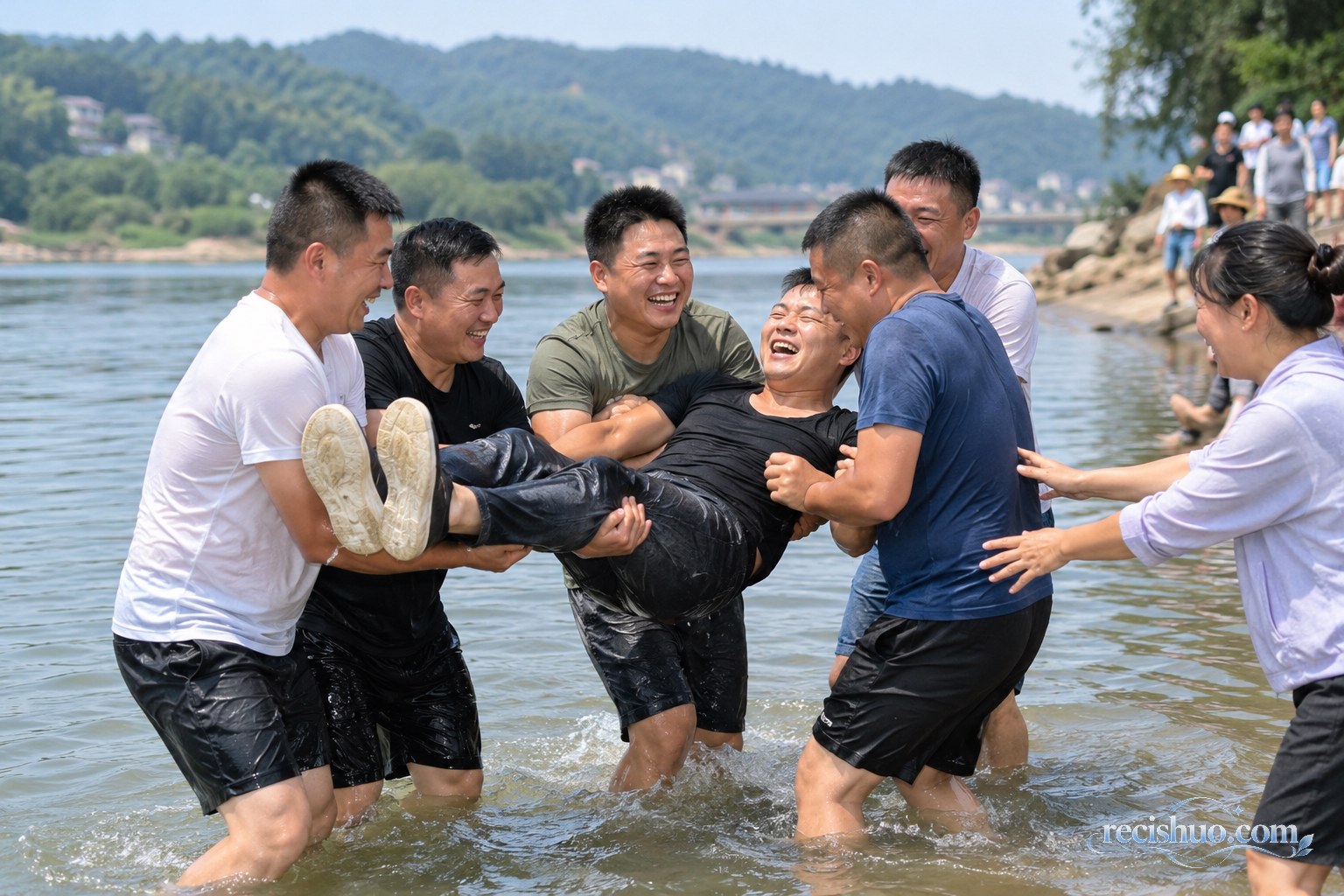 众人在近岸浅水区抬起同伴庆祝的场景示意图