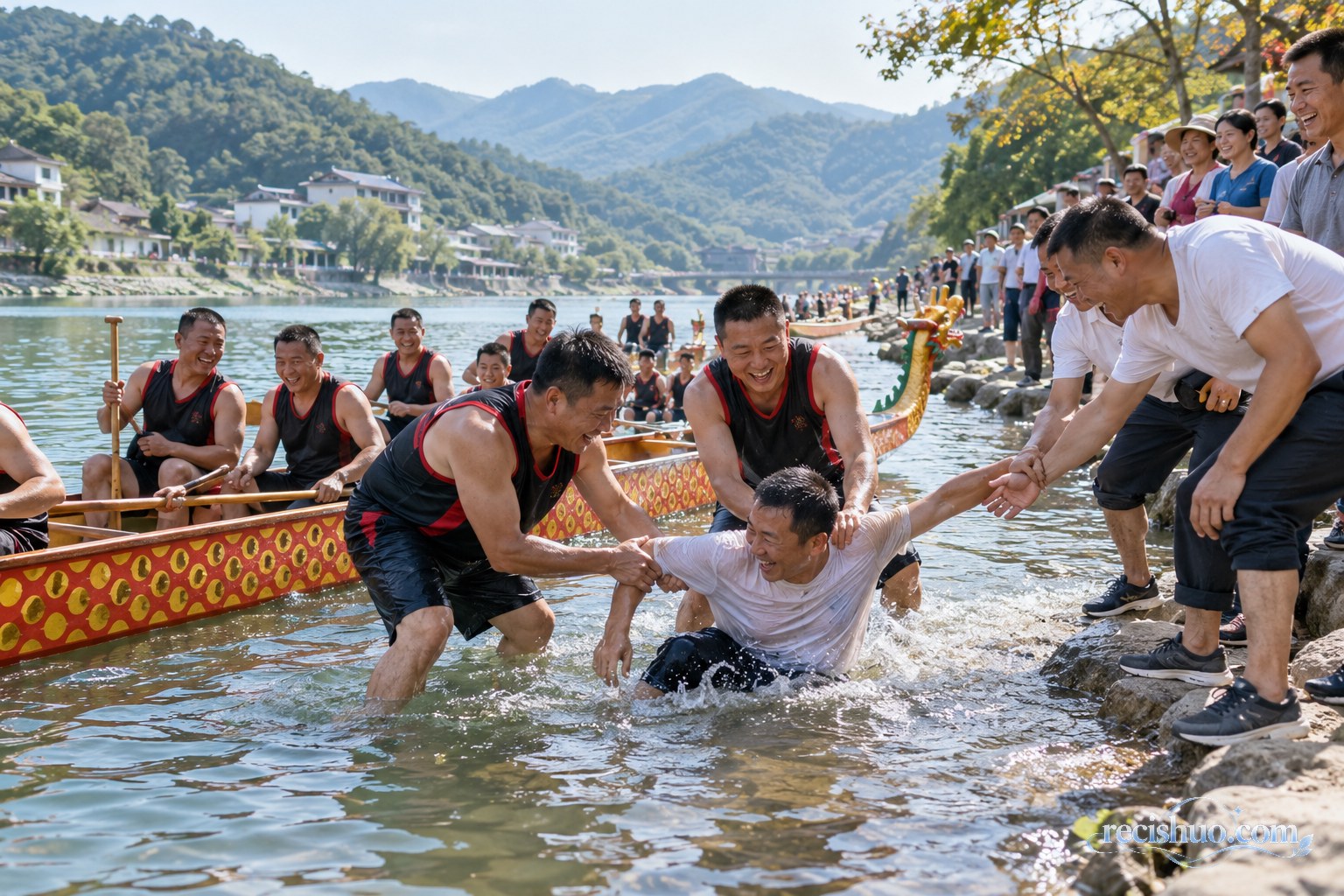 湖南县城河岸龙舟活动结束后众人戏水庆祝的欢乐场景