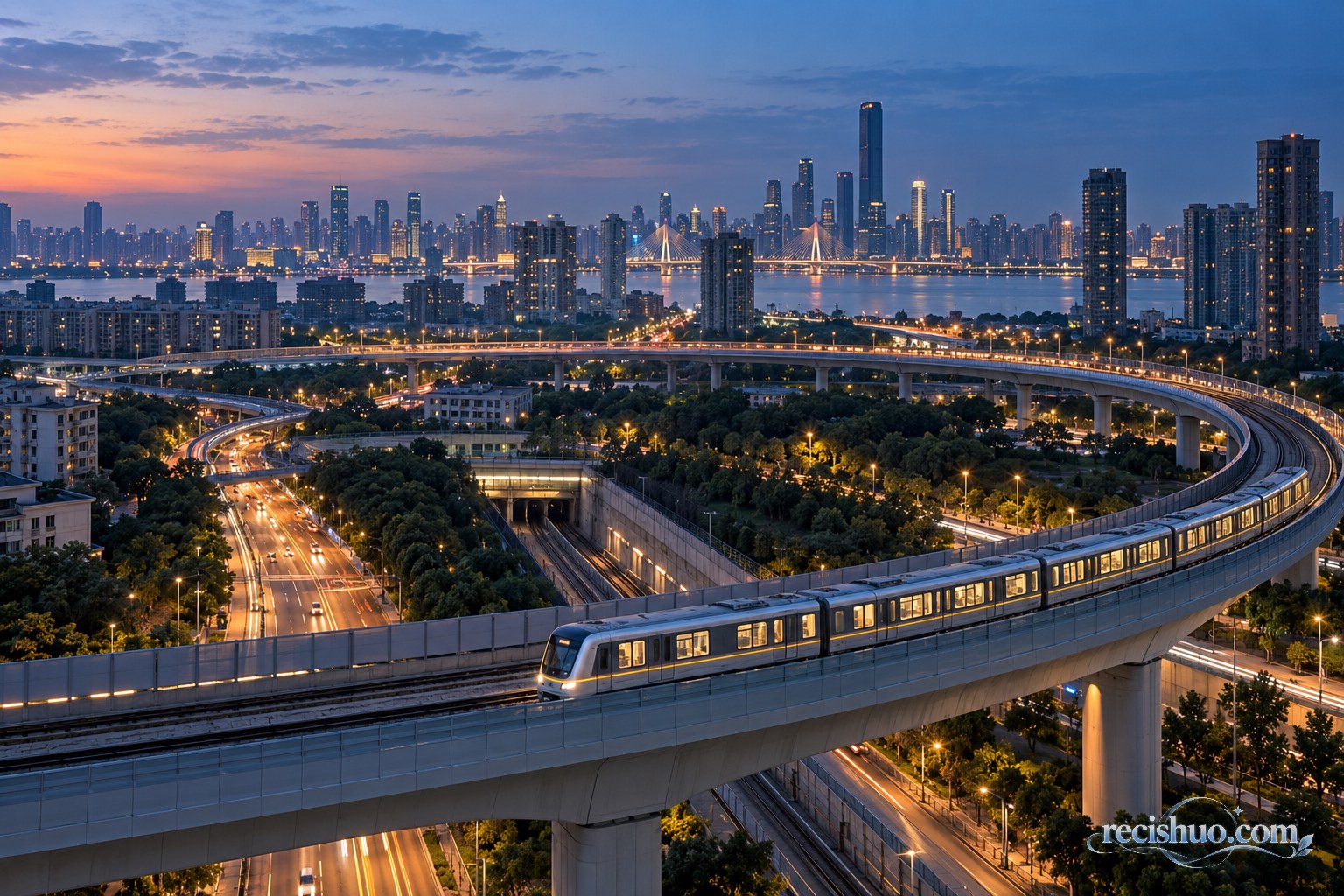 蓝调时刻的现代城市轨道列车沿弧形高架穿行，远处江面与城市灯光相映