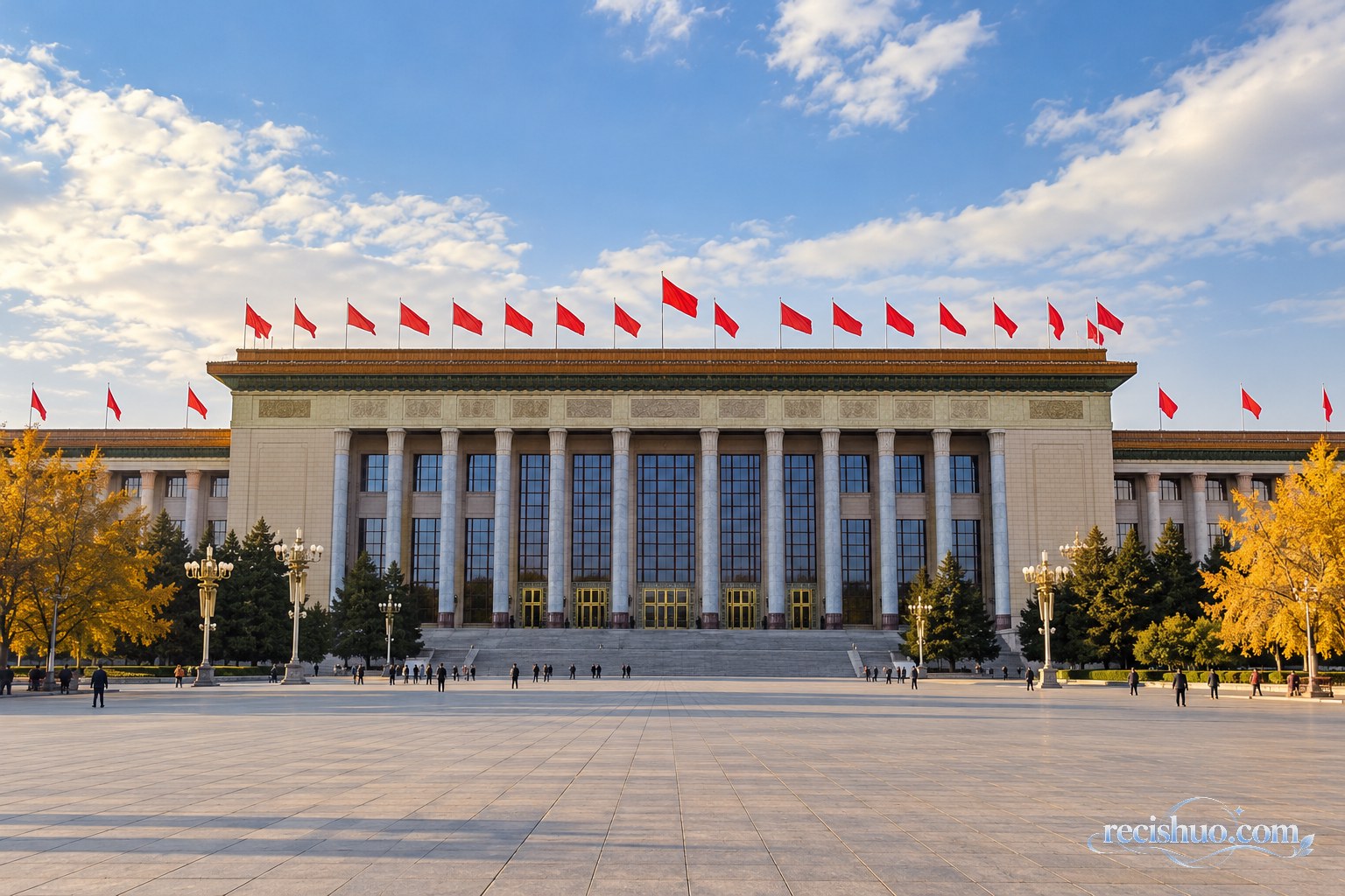 秋日蓝天下悬挂红旗的北京庄重公共建筑与开阔广场