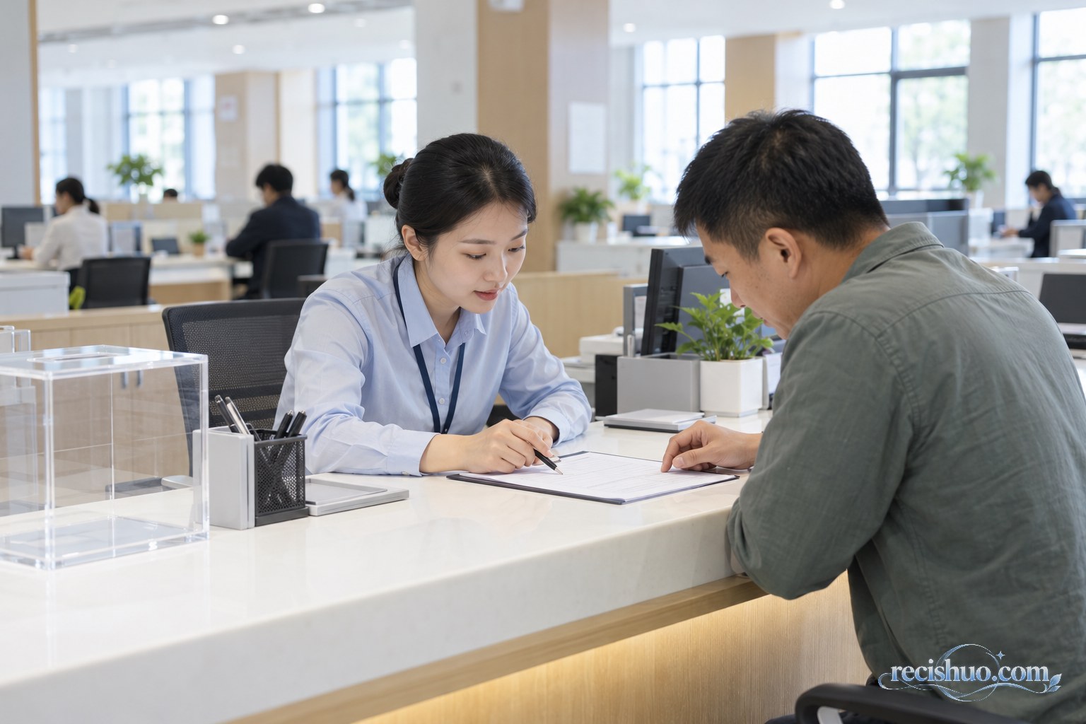 明亮开放的公共服务窗口内,工作人员正与办事群众认真核对材料