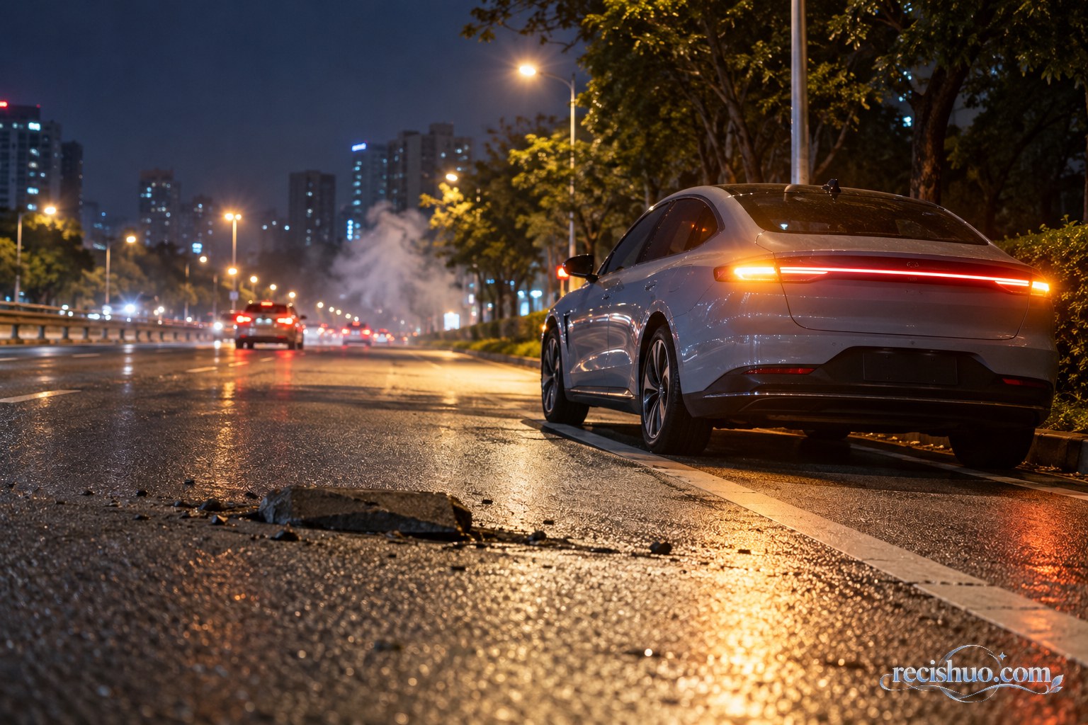 夜间城市道路上一辆纯电轿车停靠路边,前方路面散落凸起石块并有少量烟雾