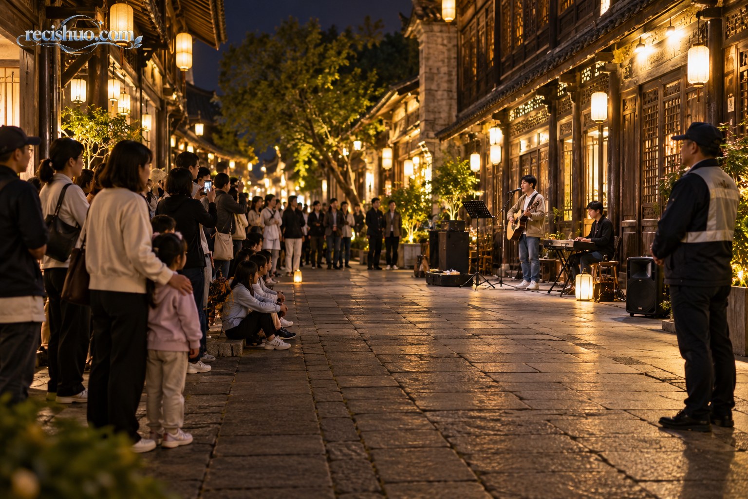 夜间老街歌唱表演现场,游客留出通行空间文明观看,工作人员在一旁维护秩序