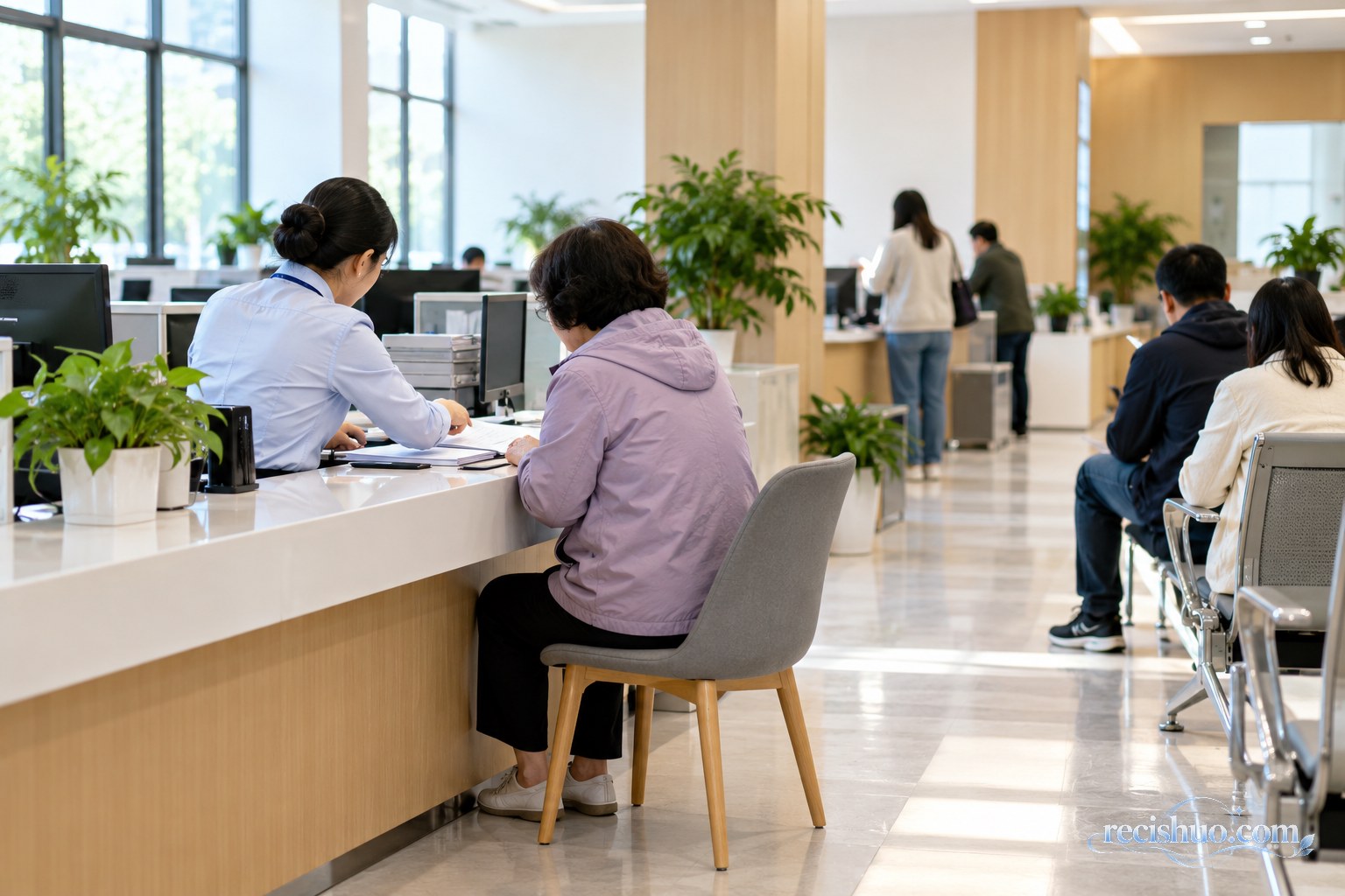 社区公共服务大厅内工作人员协助居民办理事务