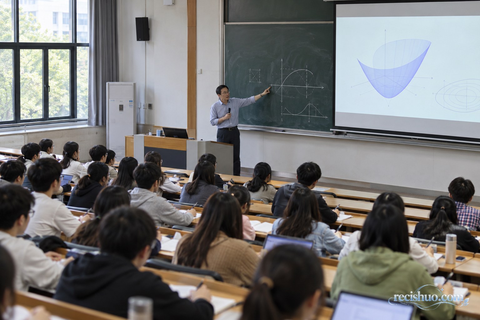 大学教师在阶梯教室结合黑板板书与投影图示授课