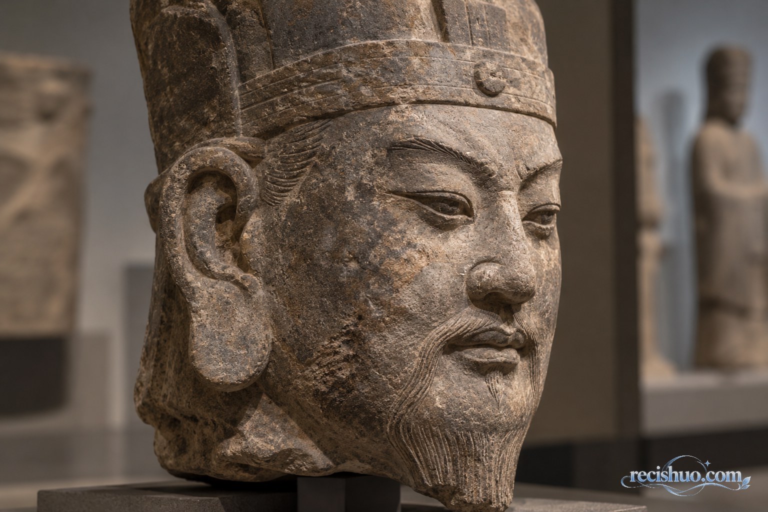 古代武官石雕头像的耳部、冠饰与面部刻痕细节示意图