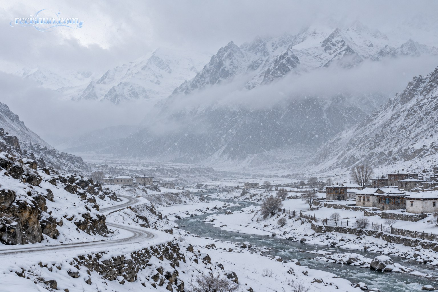 强降雪笼罩西藏南部雪山、河谷、公路和村落的全景
