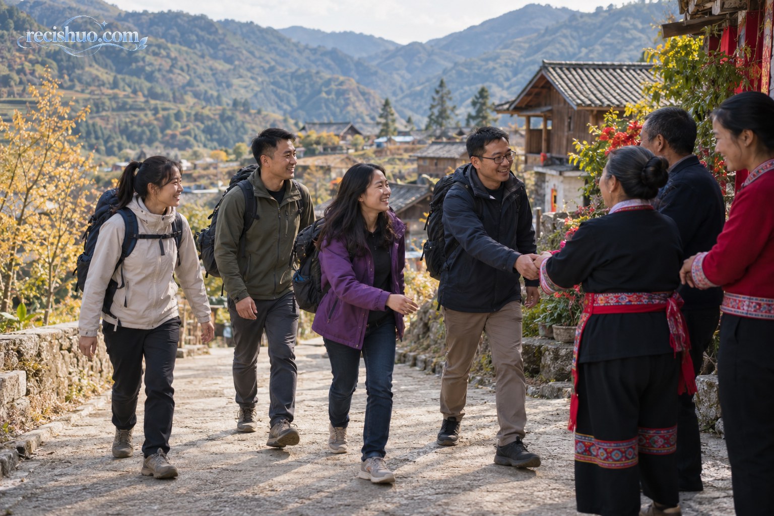 背着旅行包的外地来客沿山村道路抵达并与村民友好招呼